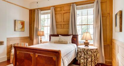 Comfy Central Natchez Hideaway: Walk to Dtwn!