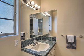 Interior - Pet-friendly Home, 4 Miles to U of A Campus (Tucson)