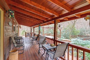 House (2 Bedrooms) | Interior - 'creek Bend Escape' w/ Hot Tub + River Views! (McCaysville)