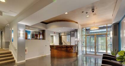 Rooftop Deck, Views! Dtwn Hub 2 Mi to Lumen Field