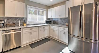 Central Location! ATL Stay 5 Mi to Mercedes-benz