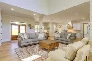 House (5 Bedrooms) | Interior