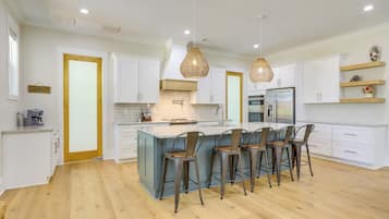 House (5 Bedrooms) | Interior