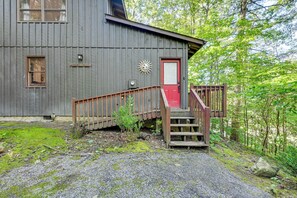Interior - Artist's Retreat at Sky Valley w/ Balcony & Deck (Dillard)