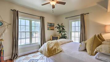 Apartment (1 Bedroom) | 1 bedroom, iron/ironing board, bed sheets