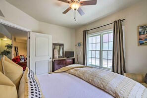 Apartment (1 Bedroom) | 1 bedroom, iron/ironing board, bed sheets