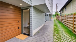 Unclassified image, 4 of 29, button - Luxury Seattle Home w/ Rooftop Deck + Fire Pit! (Seattle)