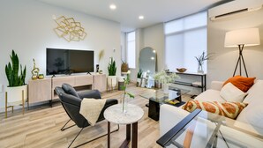 Unclassified image, 3 of 29, button - Luxury Seattle Home w/ Rooftop Deck + Fire Pit! (Seattle)