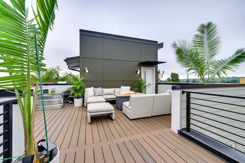 Luxury Seattle Home w/ Rooftop Deck + Fire Pit!