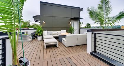 Luxury Seattle Home w/ Rooftop Deck + Fire Pit!