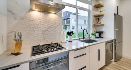 Luxury Seattle Home w/ Rooftop Deck + Fire Pit!