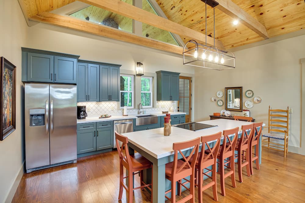 Spacious Midway Cottage w/ Porches, Near Hunting! - Wahoo Island, GA