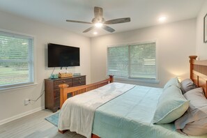 Interior - Bright Jekyll Island Home w/ Deck < 1 Mi to Beach (Jekyll Island)