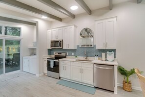 Interior - Bright Jekyll Island Home w/ Deck < 1 Mi to Beach (Jekyll Island)