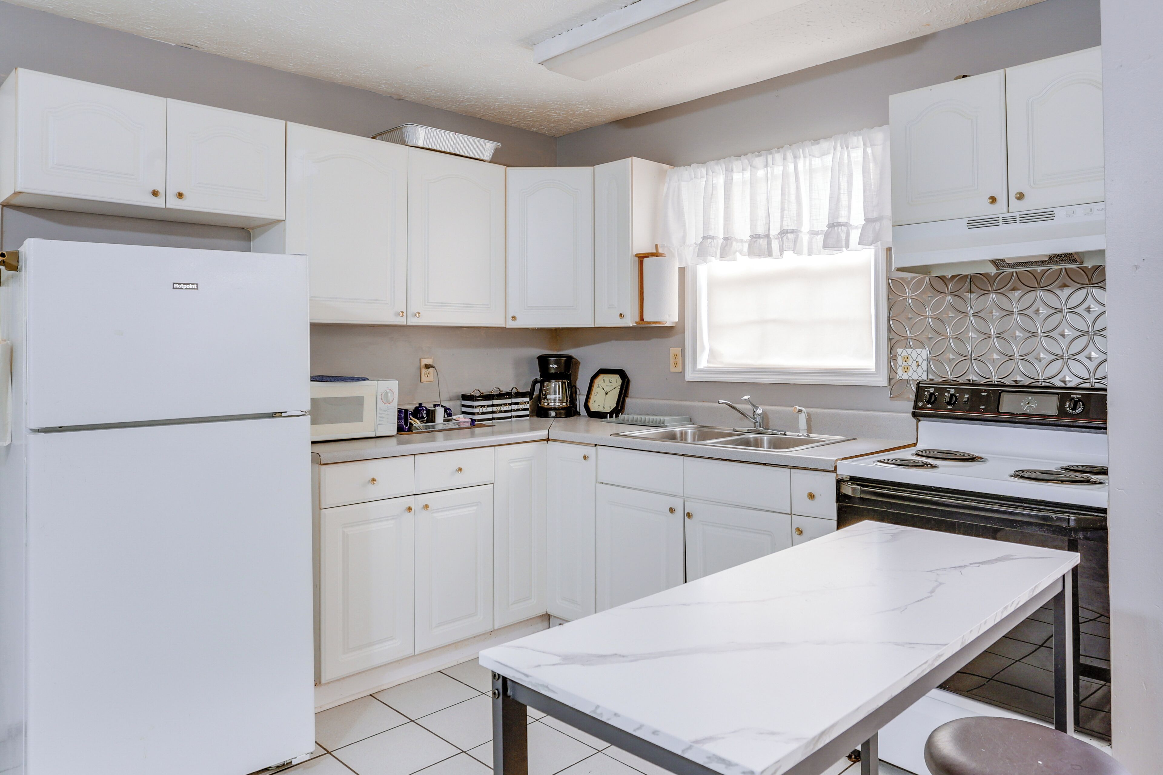 Apartment (1 Bedroom) | Private kitchen | Microwave, oven, stovetop, high chair