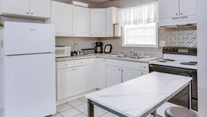 Apartment (1 Bedroom) | Private kitchen | Microwave, oven, stovetop, high chair - Dawsonville Apartment w/ Covered Patio! (Dawsonville)