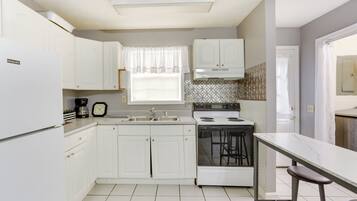 Apartemen (1 Bedroom) | Dapur pribadi | Microwave, oven, kompor, dan kursi makan untuk bayi