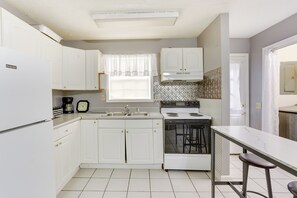 Apartamento (1 Bedroom) | Cozinha privada | Micro-ondas, fogão, cooktop, cadeirão de bebê