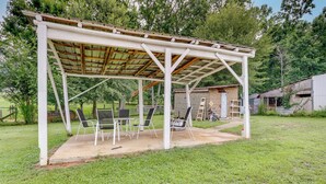 Terrace/patio - Dawsonville Apartment w/ Covered Patio! (Dawsonville)