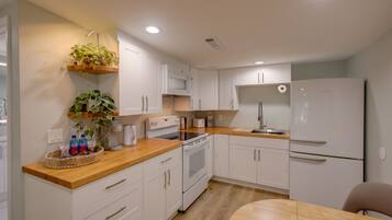 Apartemen (1 Bedroom) | Dapur pribadi | Microwave, oven, kompor, dan peralatan masak/sendok-piring