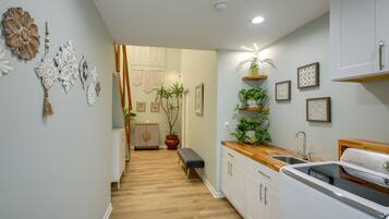 Apartemen (1 Bedroom) | Dapur pribadi | Microwave, oven, kompor, dan peralatan masak/sendok-piring