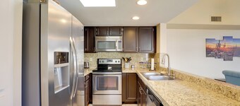 Sunny Tucson Townhome w/ Patio & Mountain Views!