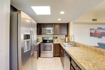 Sunny Tucson Townhome w/ Patio & Mountain Views!