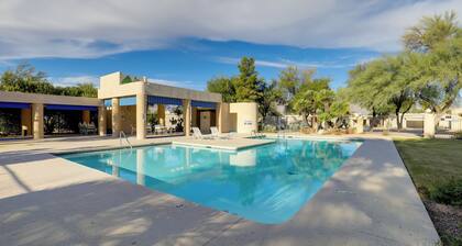 Sunny Tucson Townhome w/ Patio & Mountain Views!
