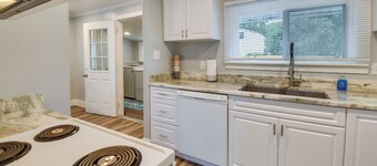 Walk to Beach: Hampton Home w/ Grill!