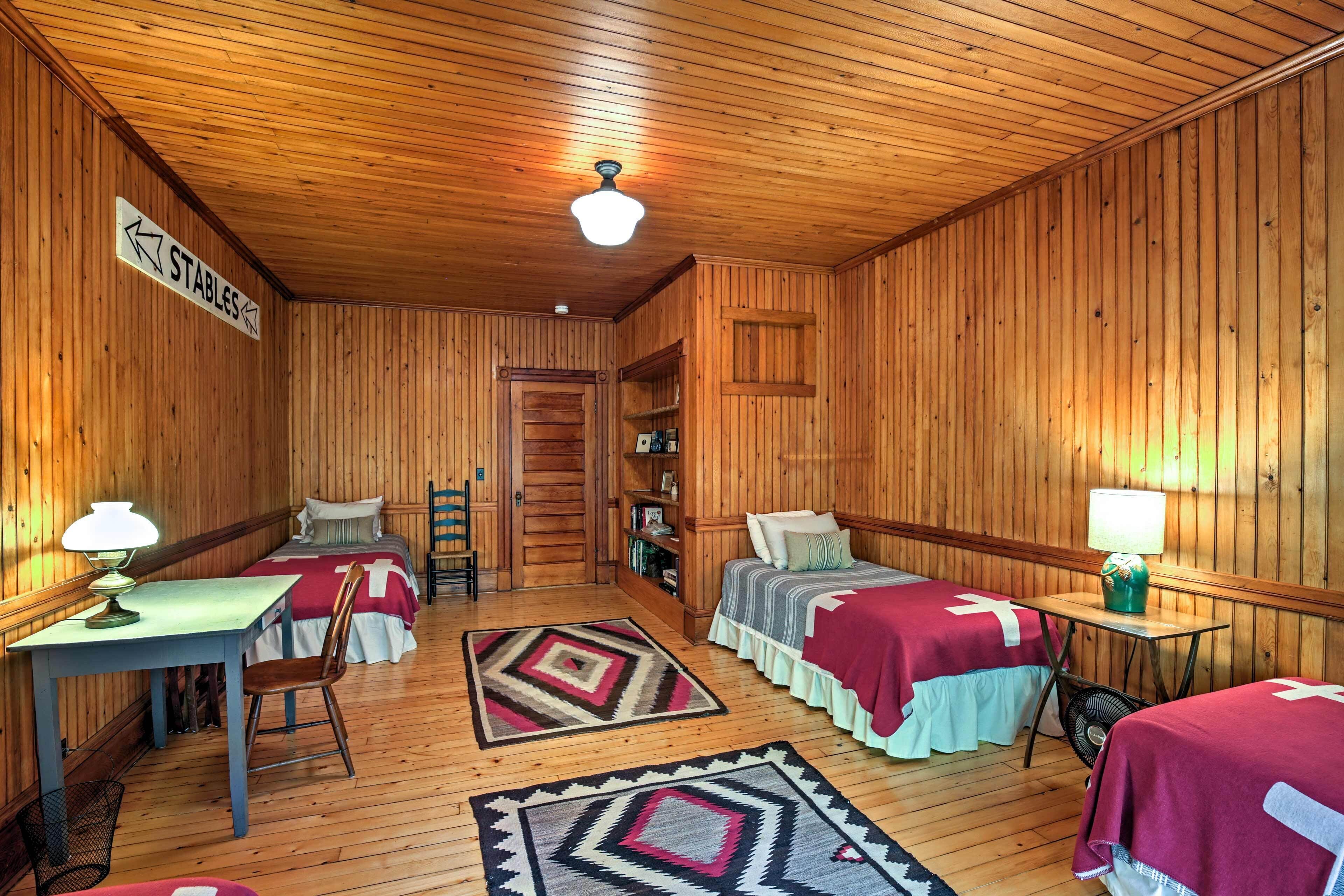 House (5 Bedrooms) | Interior