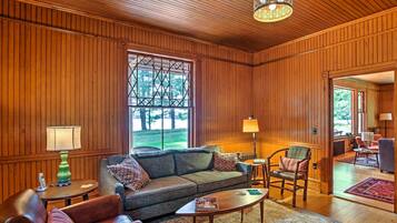 House (5 Bedrooms) | Interior