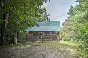 House (2 Bedrooms) | Interior - Yellow Mountain Blairsville Cabin w/ Scenic Deck (Blairsville)