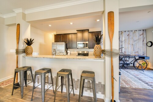 Hampton Condo: By Convention Center & Coliseum!