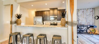 Hampton Condo: By Convention Center & Coliseum!