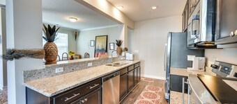 Hampton Condo: By Convention Center & Coliseum!