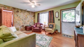 Unclassified image, 4 of 27, button - Pet-friendly Douglasville Home w/ Screened Porch! (Douglasville)