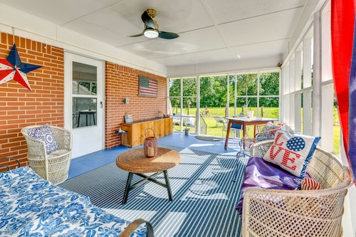 Pet-friendly Douglasville Home w/ Screened Porch!