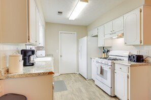 Casa (3 Bedrooms) | Cocina privada | Microondas, horno, parrilla de estufa y lavavajillas 