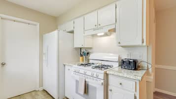 House (3 Bedrooms) | Private kitchen | Microwave, oven, stovetop, dishwasher