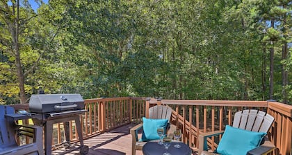 Peaceful Dallas Home w/ Deck + Charcoal Grill