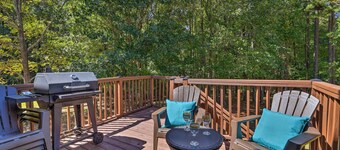Peaceful Dallas Home w/ Deck + Charcoal Grill