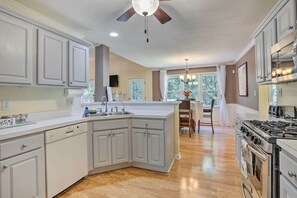 House (3 Bedrooms) | Interior