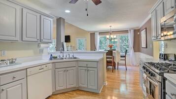 House (3 Bedrooms) | Interior