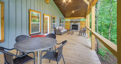 Blue Ridge Mountainside Cottage w/ Fire Pit!