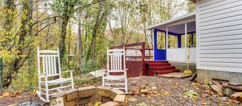 Pet-friendly Farm Retreat: 1 Mi to Lake Allatoona!