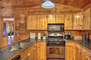 House (3 Bedrooms) | Interior - Cozy Cherry Log Cabin ~ 10 Mi to Mercier Orchards (Cherry Log)