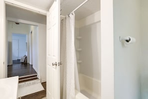 Un baño con ducha, inodoro y lavabo.