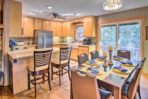 Secluded 'lavinder Laurel Leaf Cottage' Near Creek