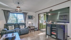 Un salon avec un canapé en cuir, une table basse et un meuble pour la télévision.