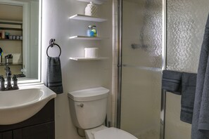 Bathroom - Near Hospitals: Convenient Atlanta Vacation Rental (Atlanta)